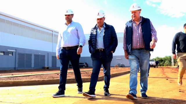 El intendente de Santo Tomé, Augusto Suaid, visitó un moderno aserradero en construcción en la ciudad,
